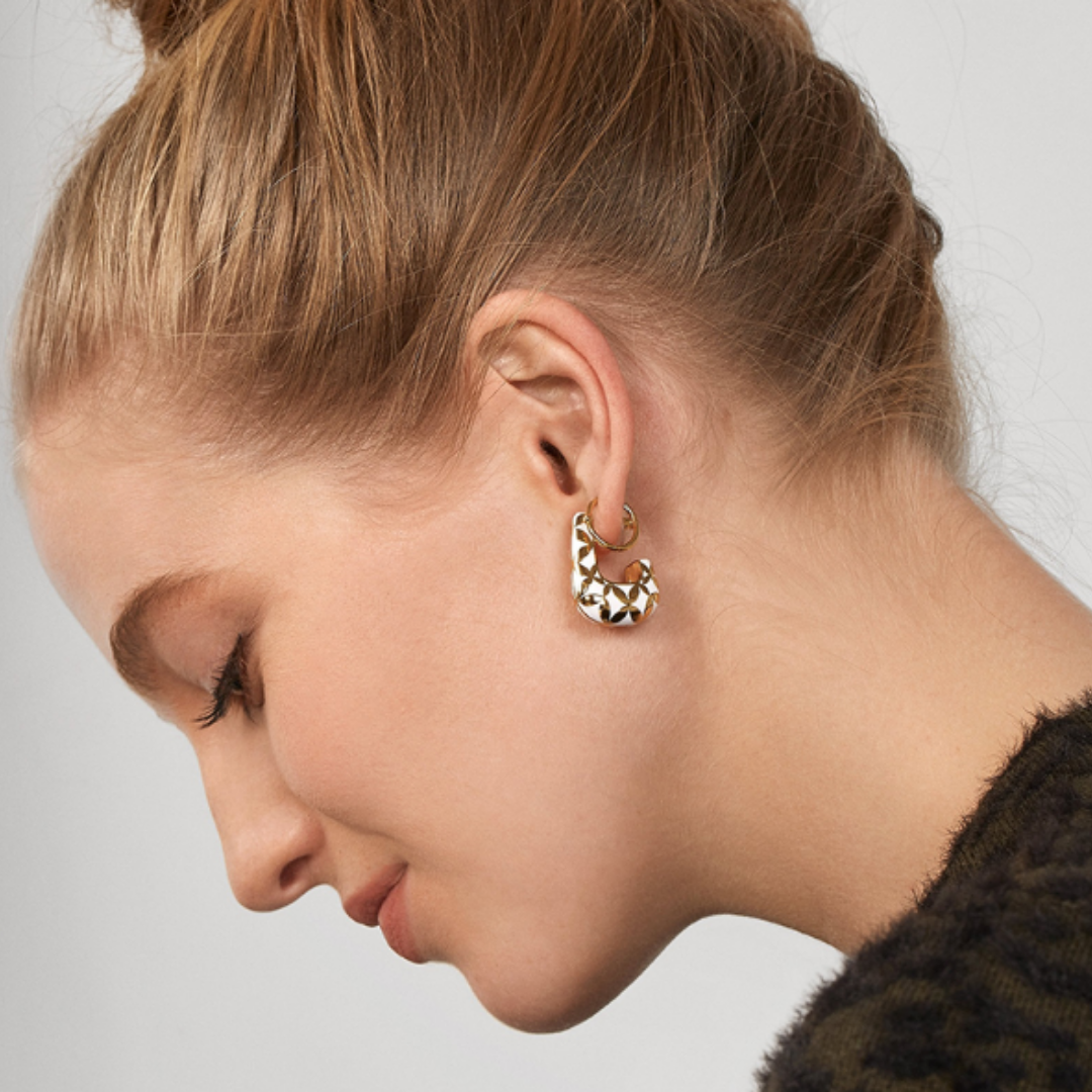 Mely White & Gold Enamel Hoop Earrings with Leaf Pattern