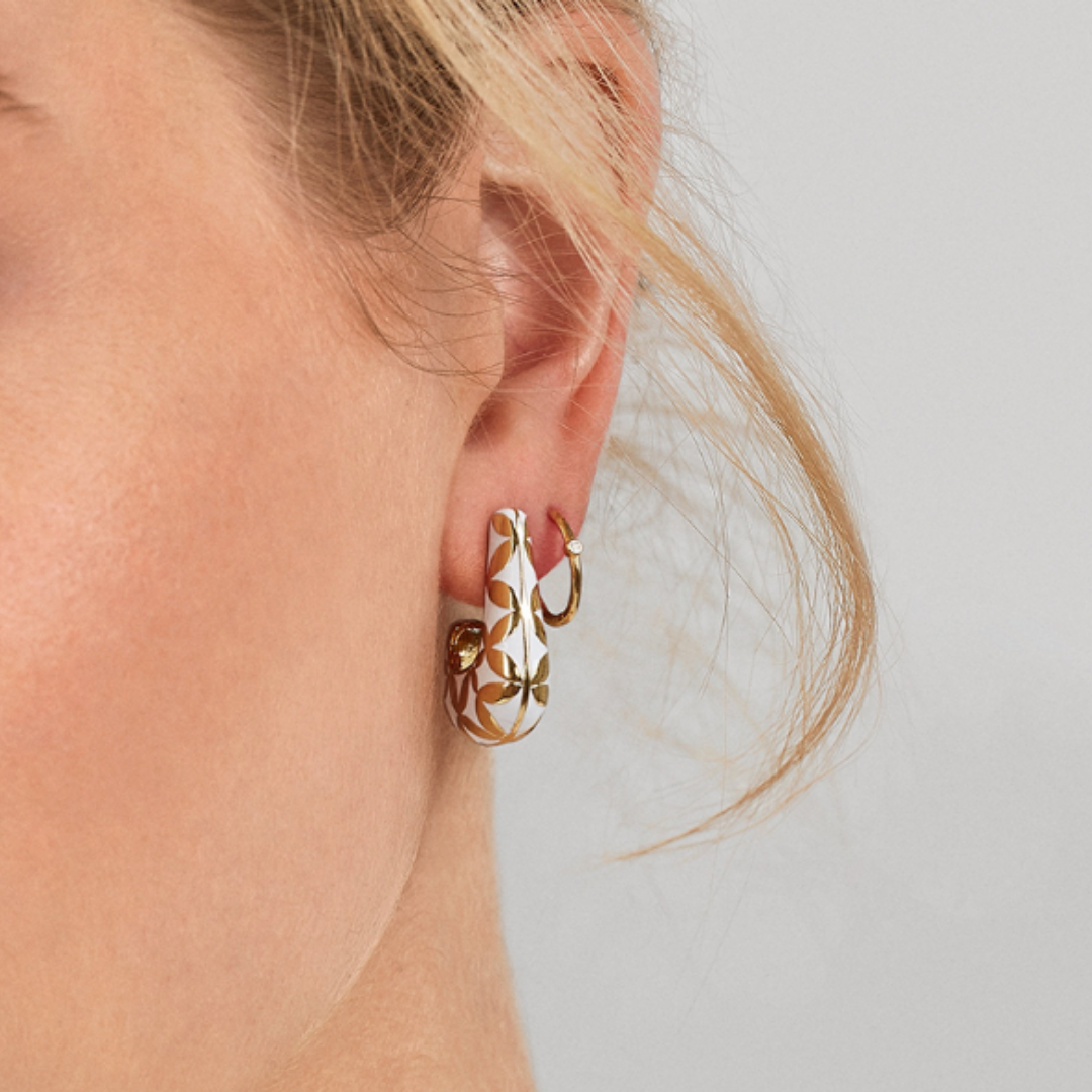 Mely White & Gold Enamel Hoop Earrings with Leaf Pattern