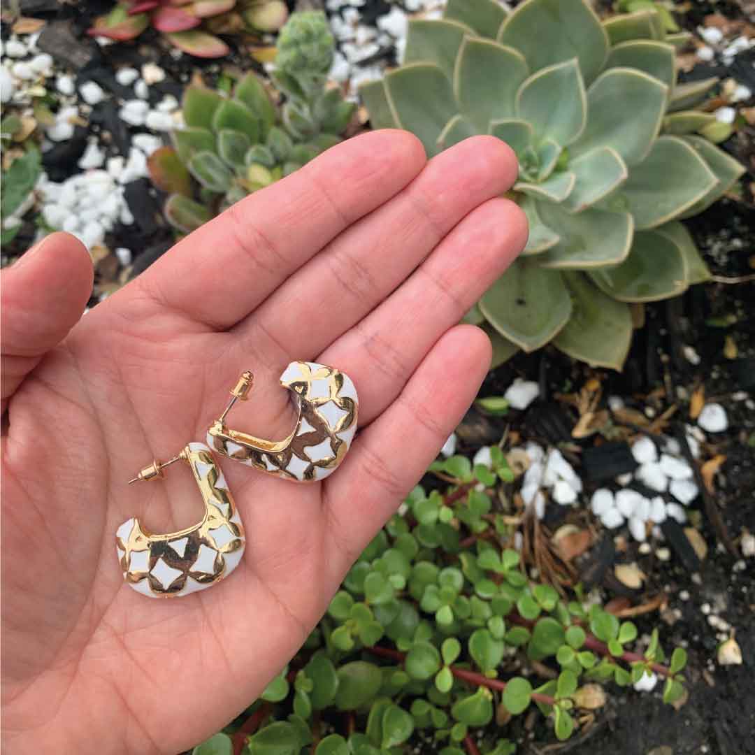 Mely White & Gold Enamel Hoop Earrings with Leaf Pattern