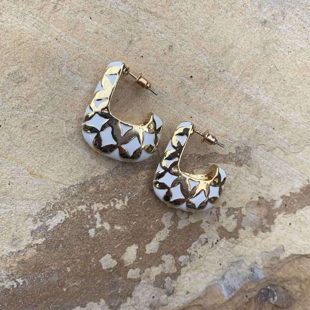 Mely White & Gold Enamel Hoop Earrings with Leaf Pattern